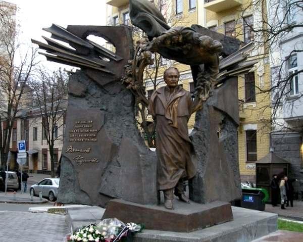 Російські загарбники знищили архіви В’ячеслава Чорновола поблизу Бучі