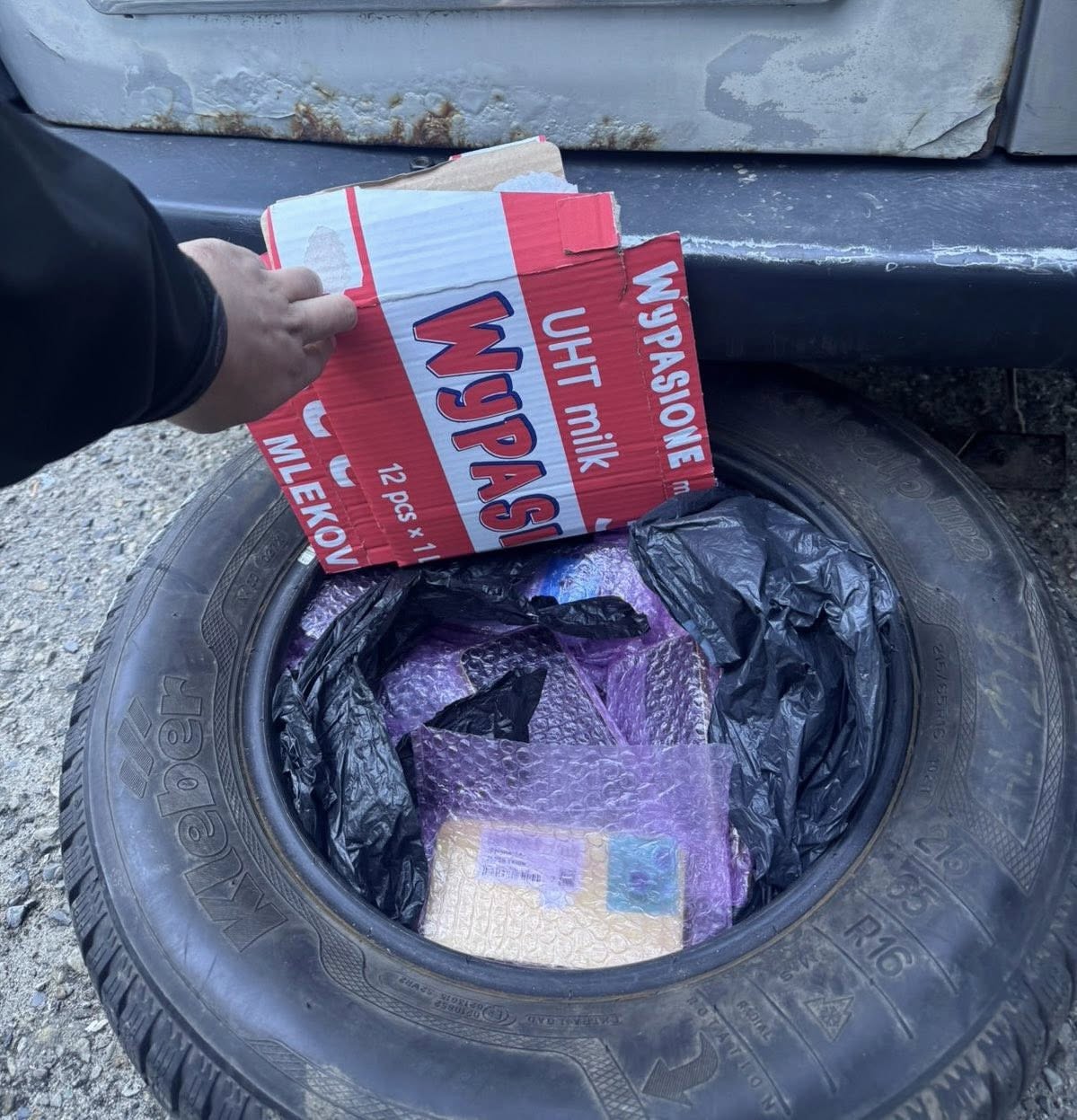 На Львівщині водій сховав у колесі 188 айфонів
