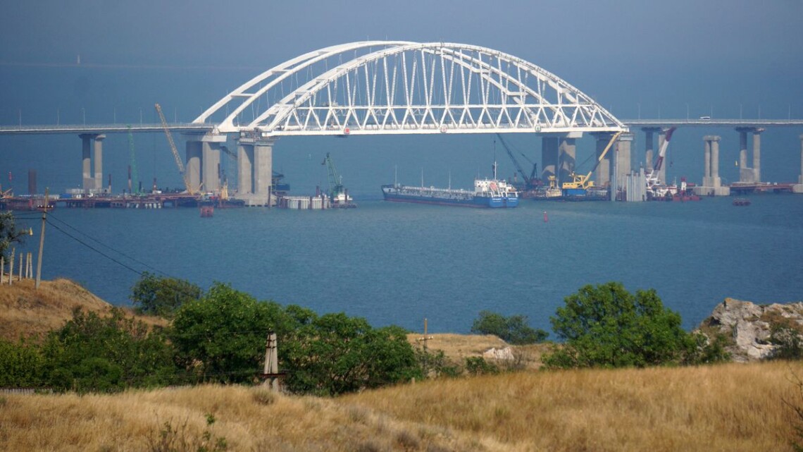 Рух через Кримський міст перекрито. В Керчі чули вибухи