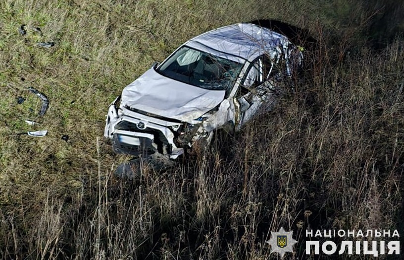 На Львівщині п'яний водій на авто вилетів в поле (фото)