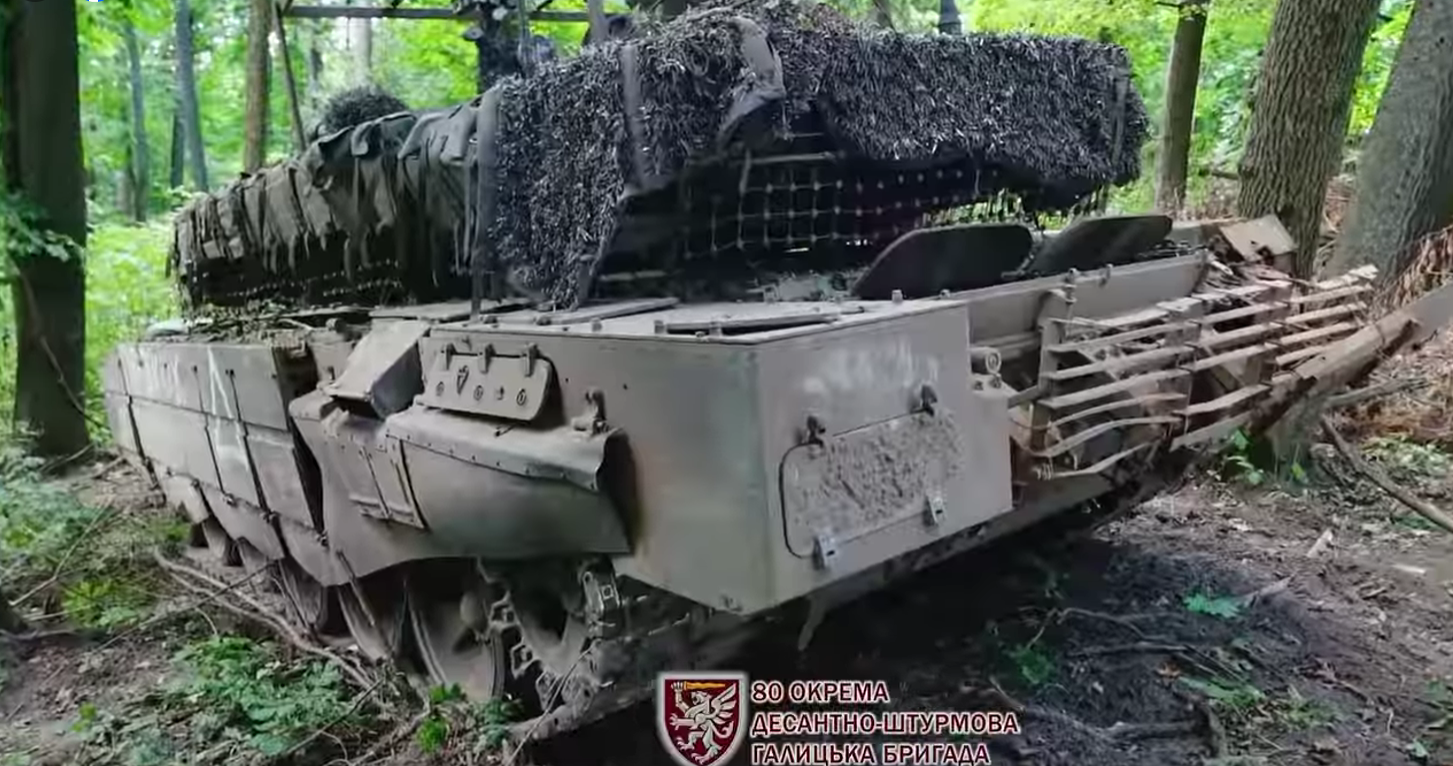 Львівські десантники затрофеїли у Курській області новітній російський танк. Відео