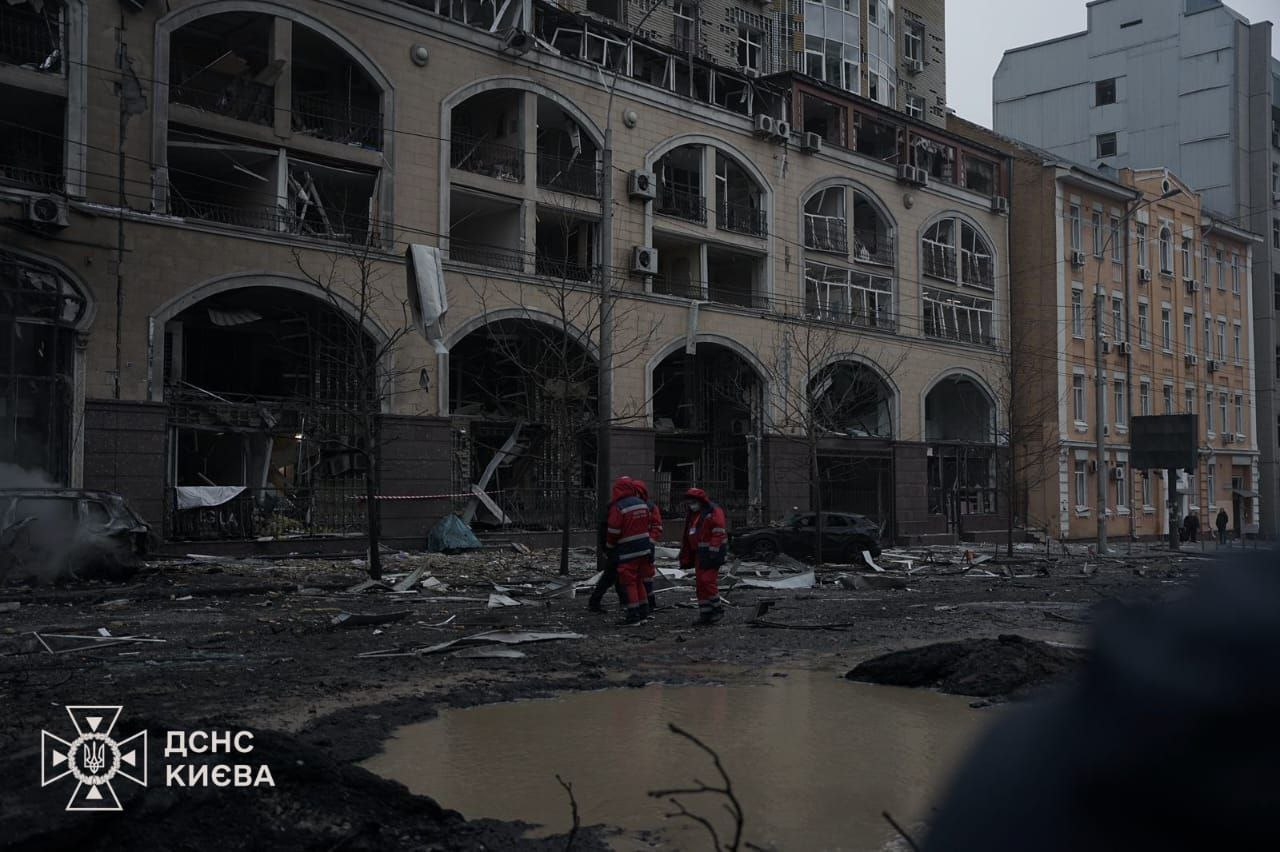 З'явилося фото величезної вирви у Києві після падіння уламку російської ракети