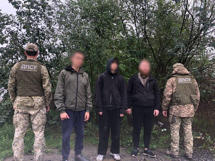 На Закарпатті затримали трьох чоловіків за пів кілометра від кордону з Угорщиною