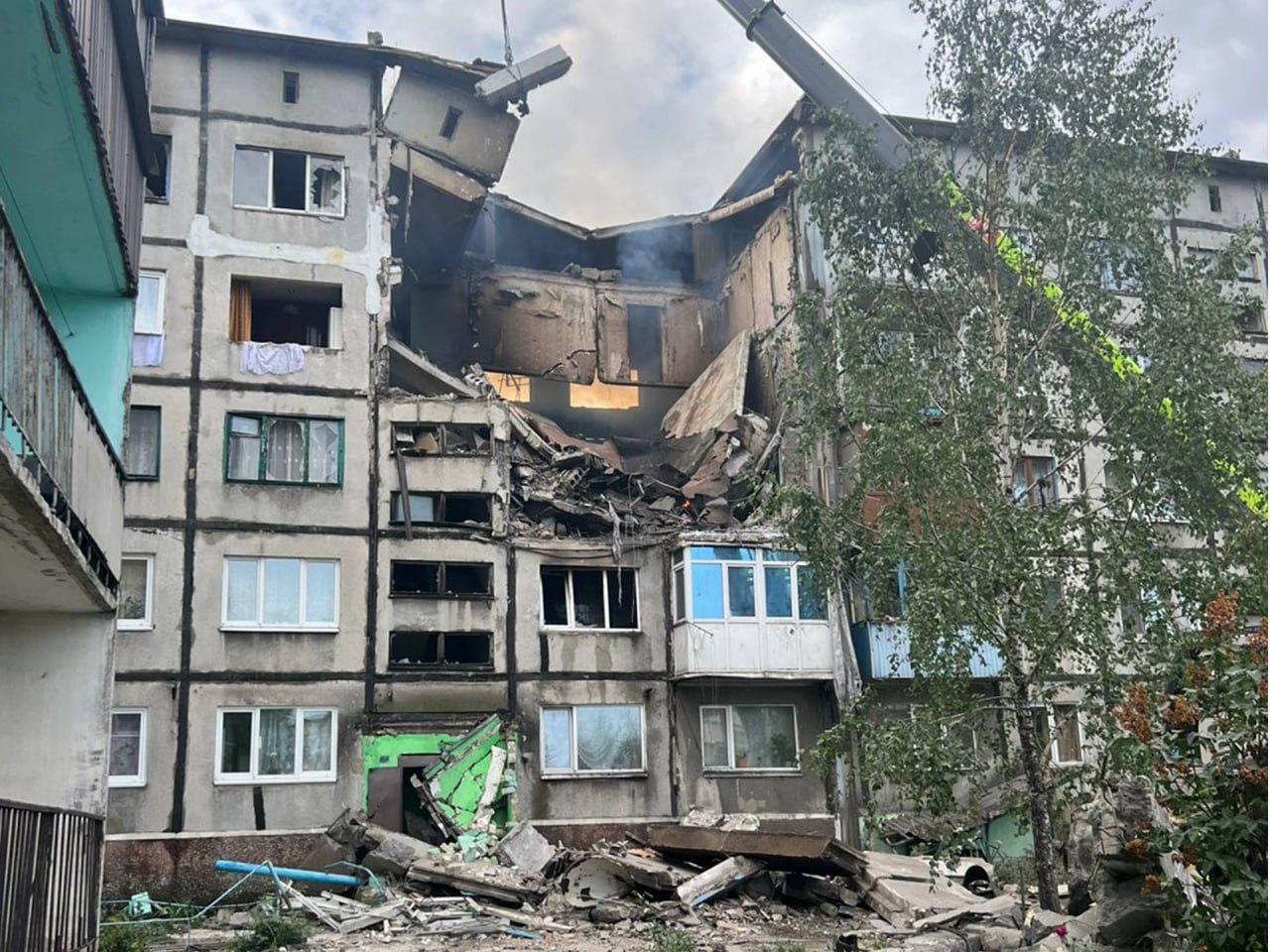 Російський дрон влучив у 5-поверхівку на Донеччині: є поранені (фото)