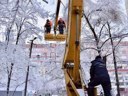 Через снігопад 56 населених пунктів залишилися без світла