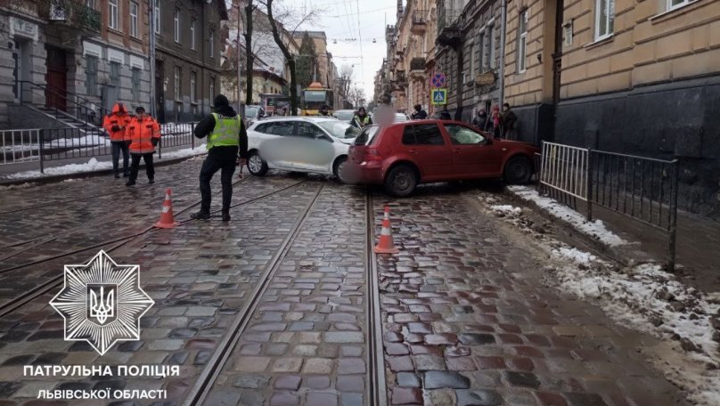 У Львова зіткнулися легковик і таксі Uklon: рух тимчасово ускладнений
