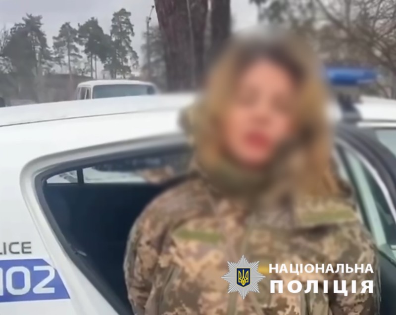 У Києві жінка в військовій формі заблокувала виїзд із розподільчого центру: у поліції роз’яснили ситуацію