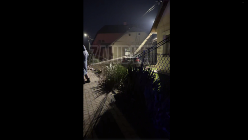 Зніс стовп і в’їхав на подвір'я будинку: відео з місця ДТП на Львівщині