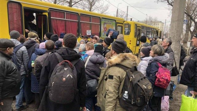 Окупанти блокують виїзд українців на підконтрольну територію. У черзі - тисячі людей