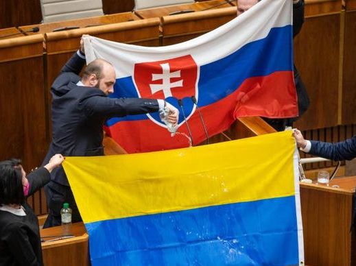 Кулеба чекає особистих вибачень від словацького депутата, який облив водою прапор України
