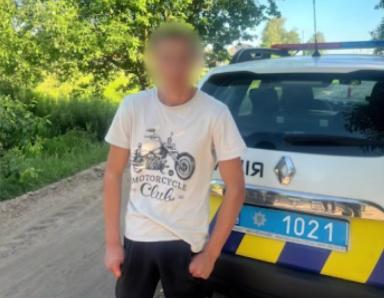 Поліцейські хотіли допомогти, а він утік: зухвалий вчинок підлітка на Рівненщині (відео)