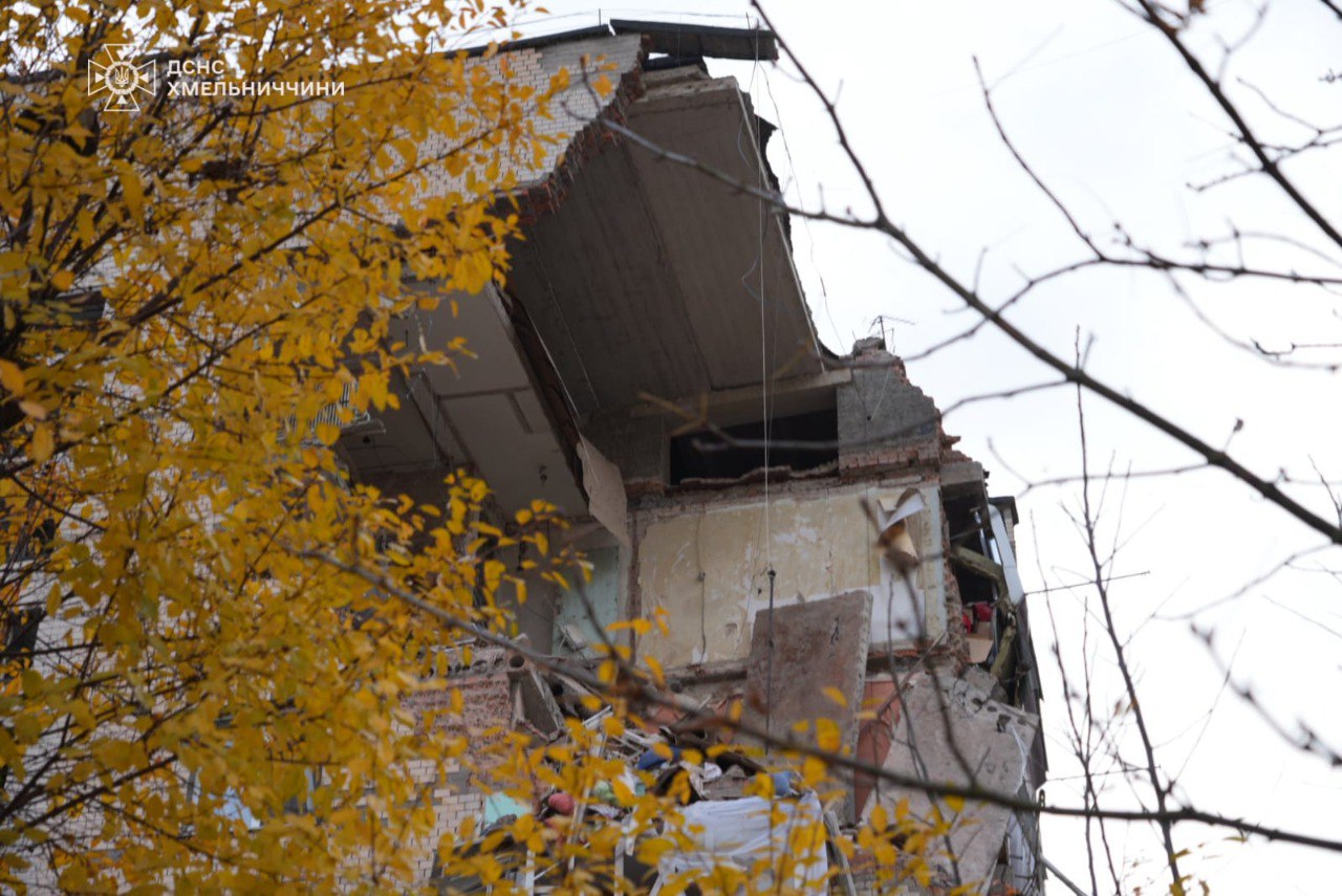 Рятувальники показали, як виглядає будинок у Хмельницькому після вибуху: Під завалами шукають людину