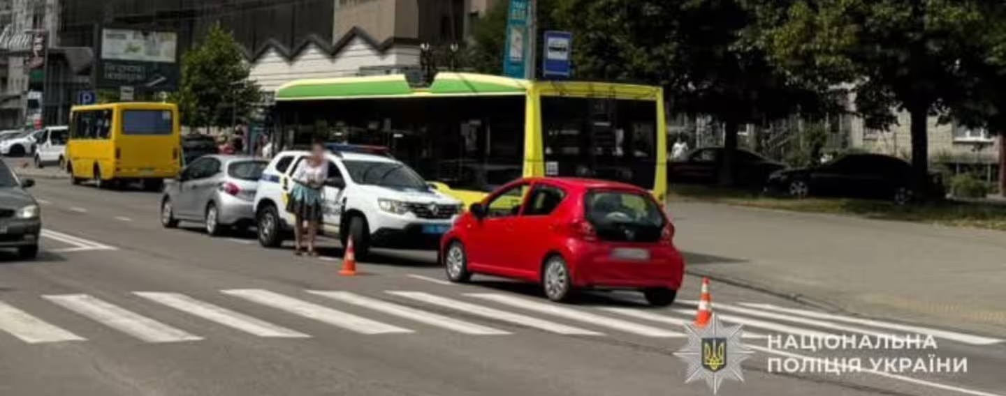 У Львові під колеса авто потрапила пенсіонерка: фото з місця аварії
