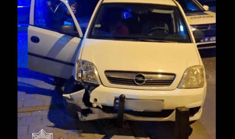 У Львові п’яний водій авто влетів у металевий стовп