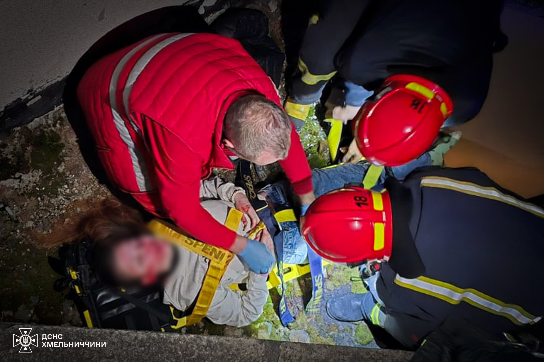 На Хмельниччині 16-річна дівчина впала з даху триповерхового будинку