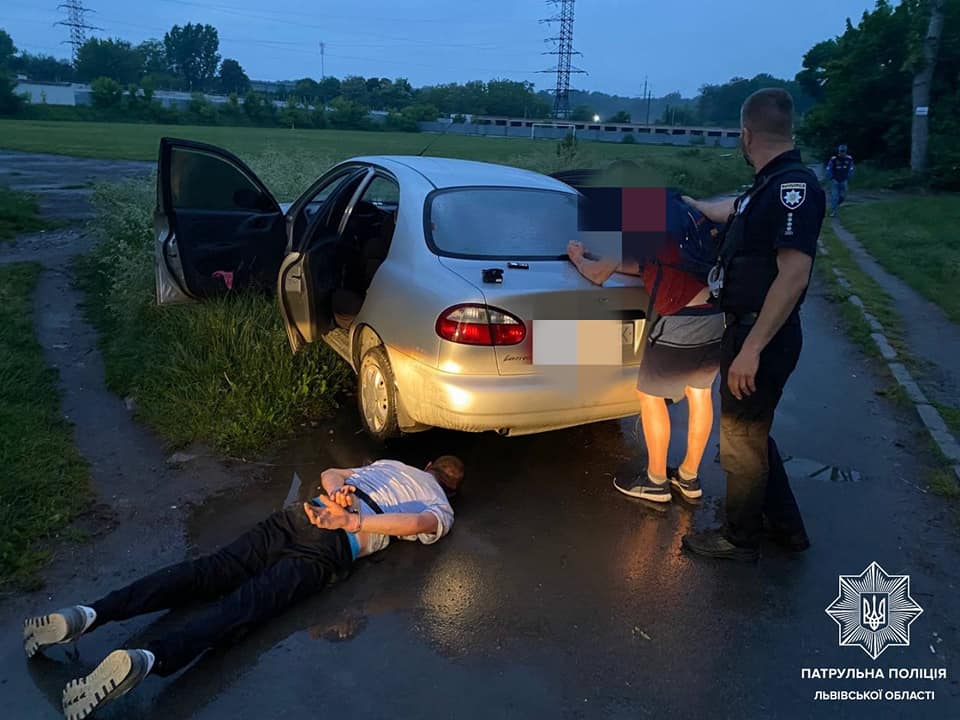 У Львові легковик збив на переході чоловіка та його 2-річного сина. Водій з місця ДТП втік