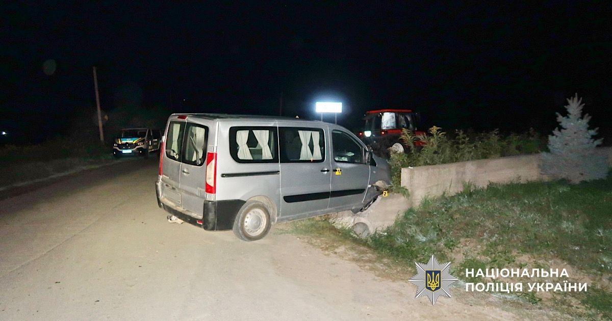 На Буковині чоловік розтрощив авто об бетонну стіну (фото)