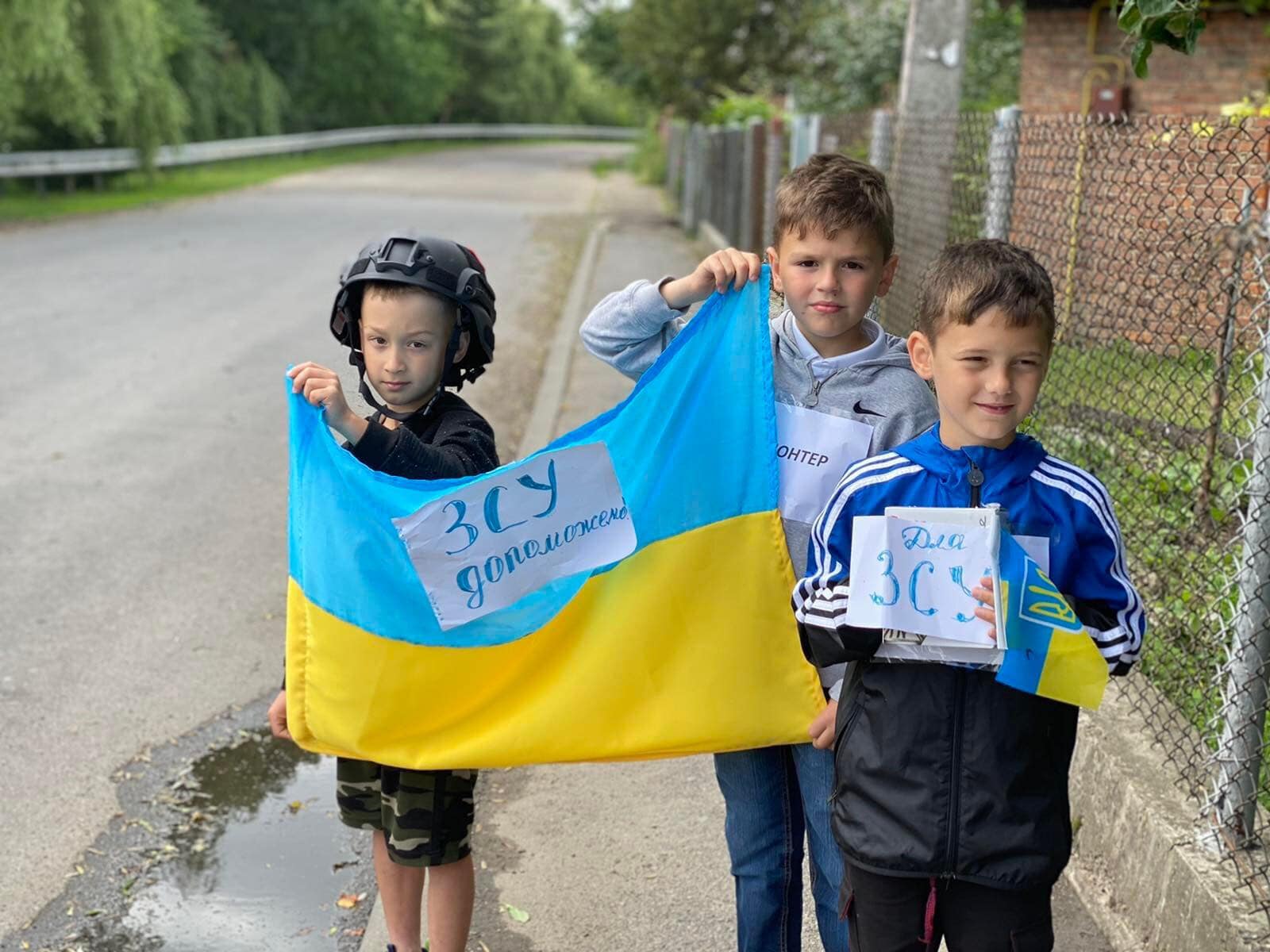 Діти на Львівщині власними зусиллями зібрали кошти на два бронежилети