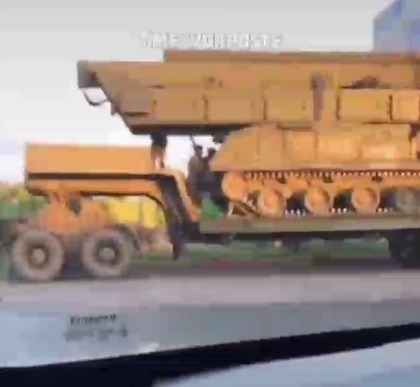 "Буки" та РСЗВ: на відео зафіксували, як окупанти стягують техніку до Херсона