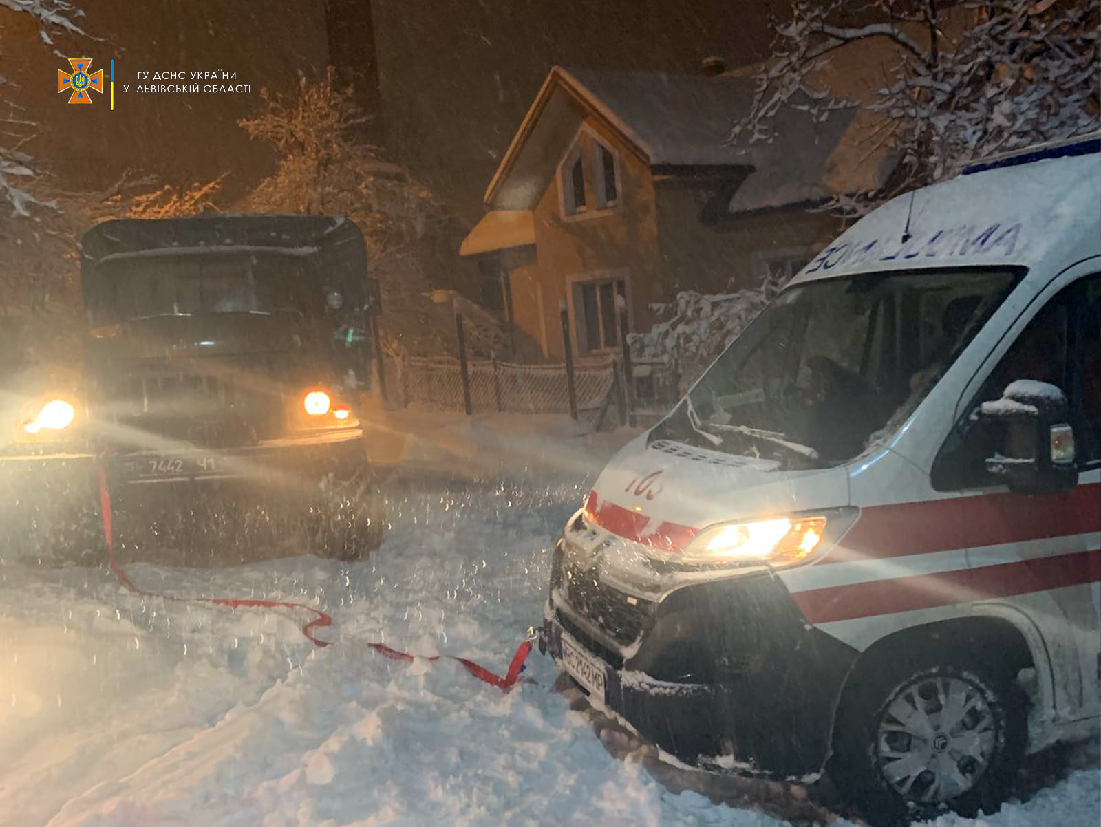 Рятувальники відбуксовують «швидку» із заметів. Фотофакт з Трускавця