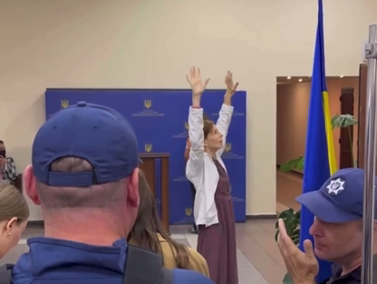 Мати підозрюваного у вбивстві Фаріон перед судом провела дивний «обряд»
