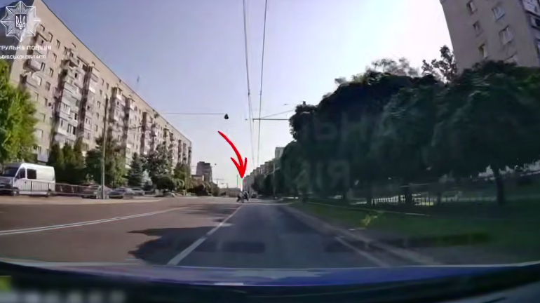 У Львові оштрафували жінку, яка перебігала дорогу з дитиною (відео)