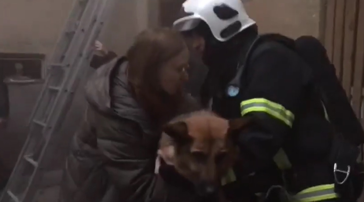 Пожежа у Львові. Загинув чоловік, двох людей і собаку, які опинилися у пастці, врятували