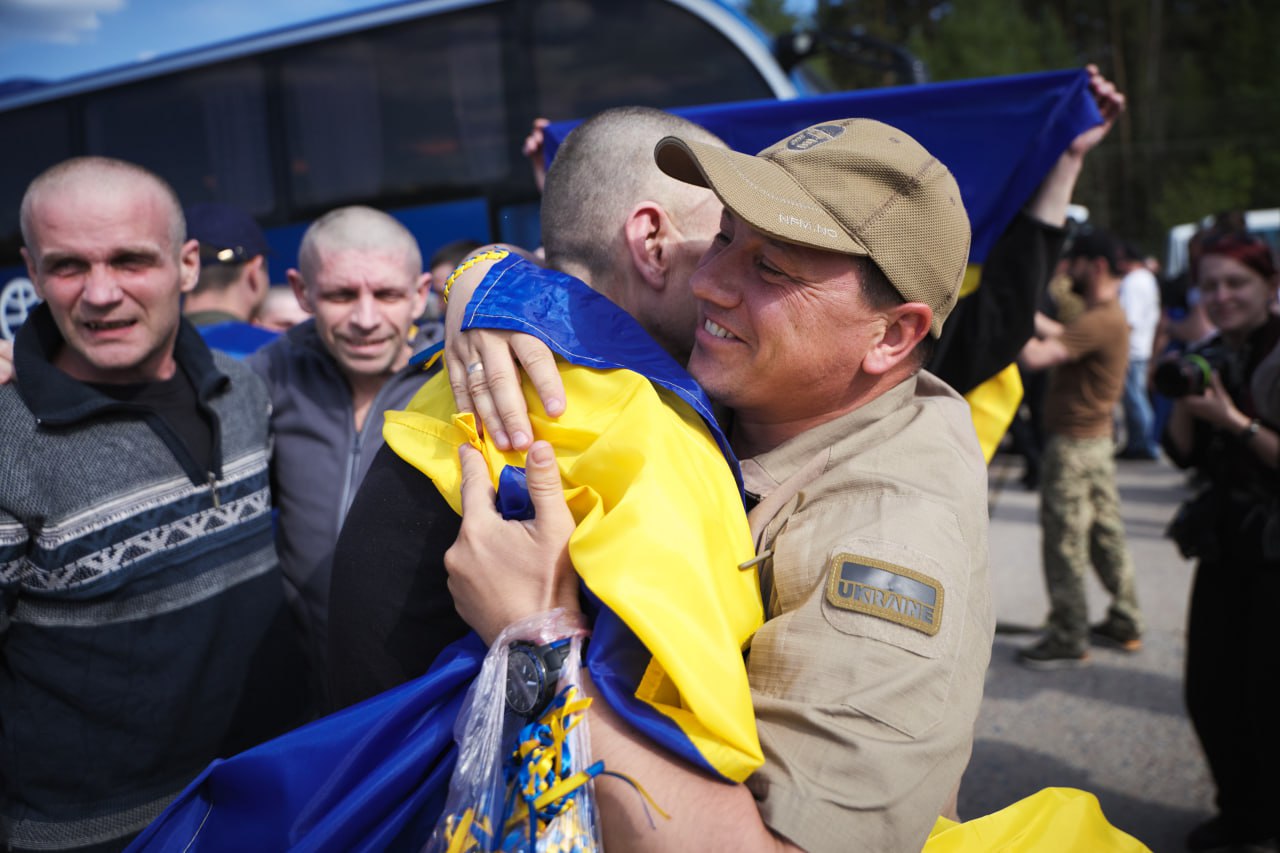 "Я живий-здоровий": Зворушливе відео повернення з полону наших захисників