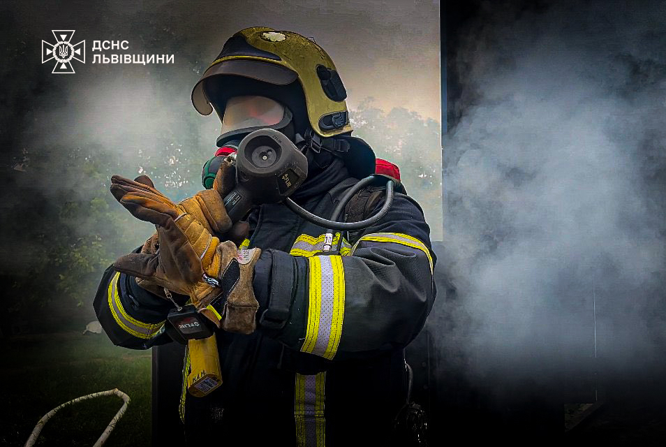 На Львівщині сталася пожежа в житловому будинку: постраждав пенсіонер