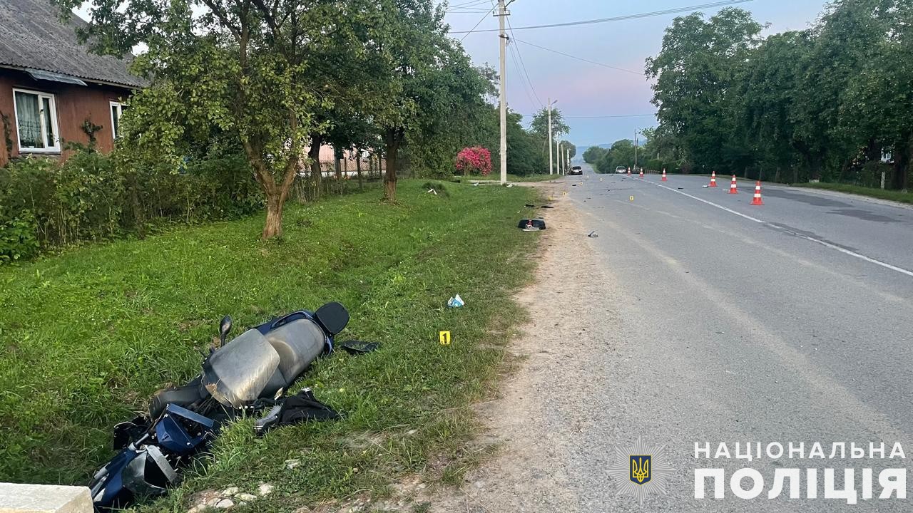 На Львівщині зіткнулися автомобіль та скутер, є травмовані