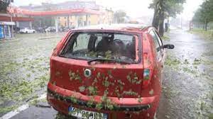 В Італії гігантський град зруйнував автомобілі й заблокував рух автострадою