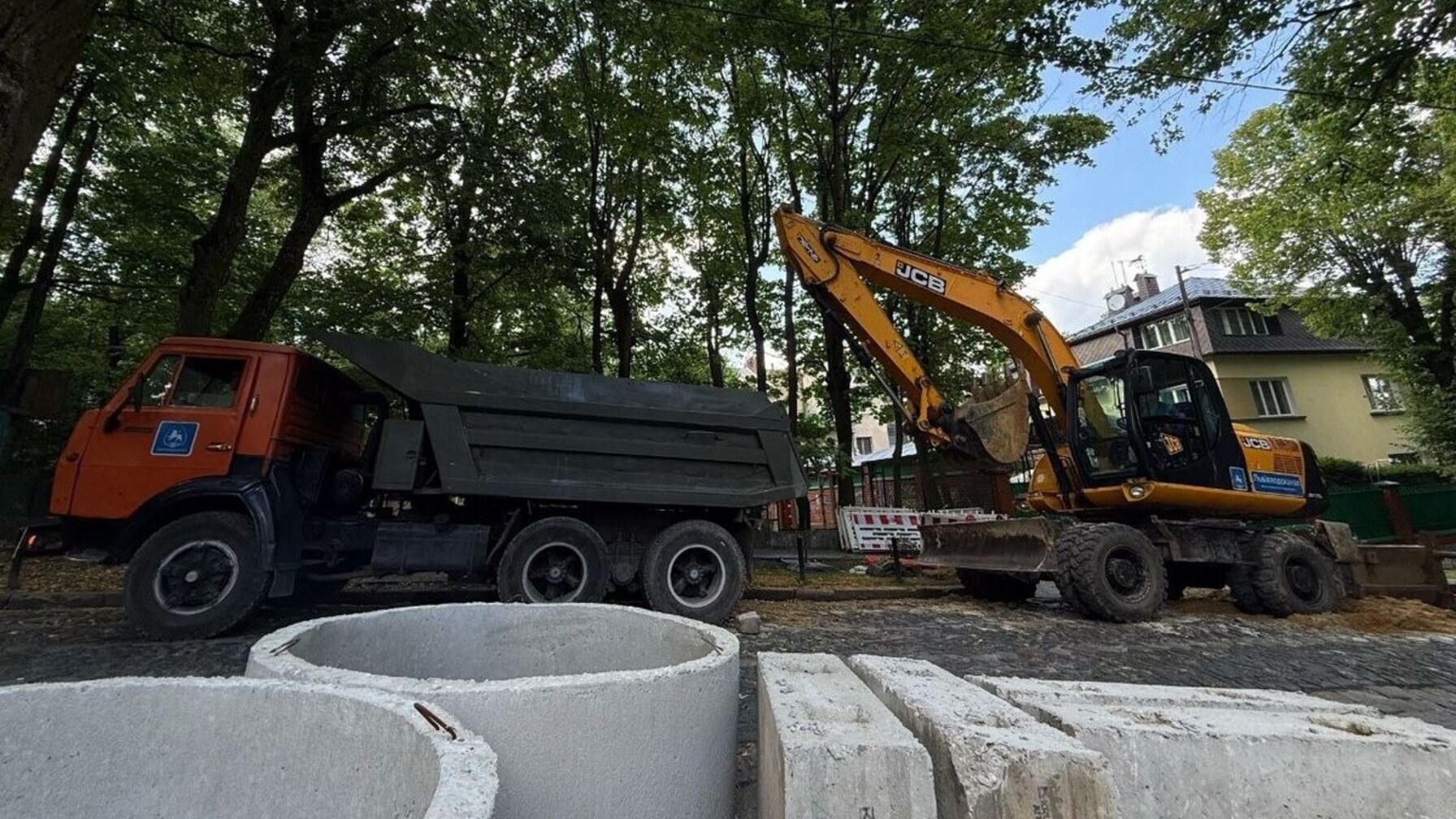 У Львові повністю перекрили вулицю через аварію на 120-річному колекторі