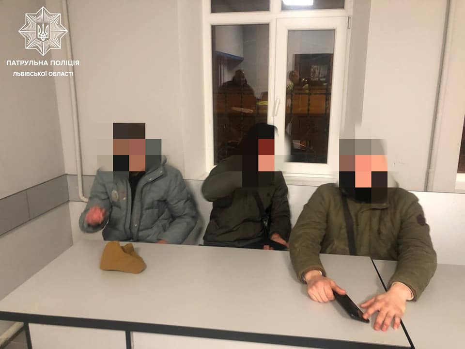 У центрі Львова група молодиків побила та пограбувала перехожих