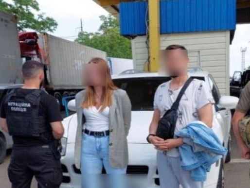 Вивозила призовників за кордон під виглядом опікунів свого сина. Одеситку затримали