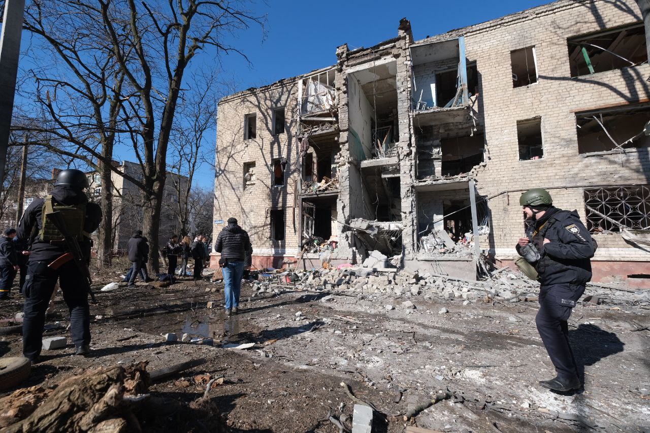Рашисти обстріляли центр Краматорська. Під завалами будинків люди