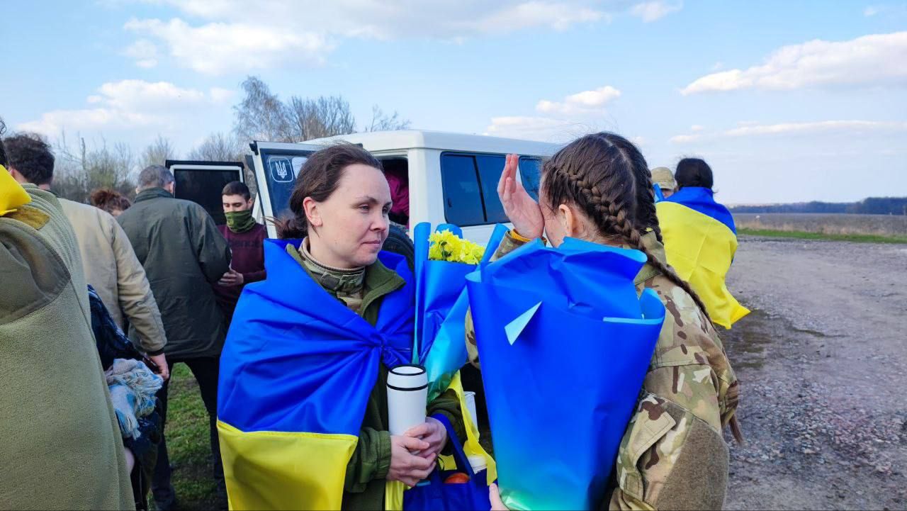 Свободу не відібрати. Унікальні кадри повернення наших військових із російського полону
