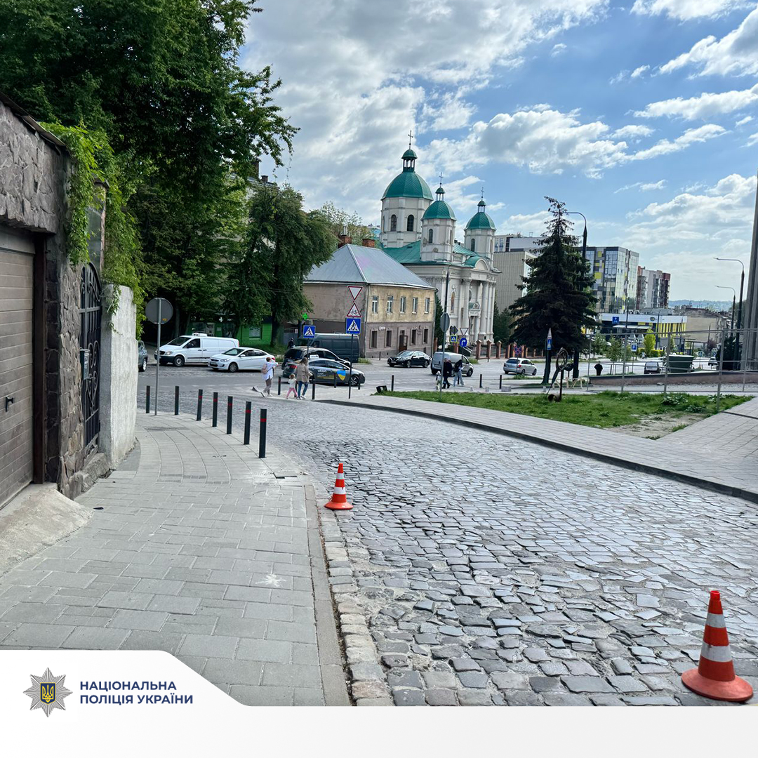 У Львові авто на тротуарі збило жінку: фото з місця ДТП