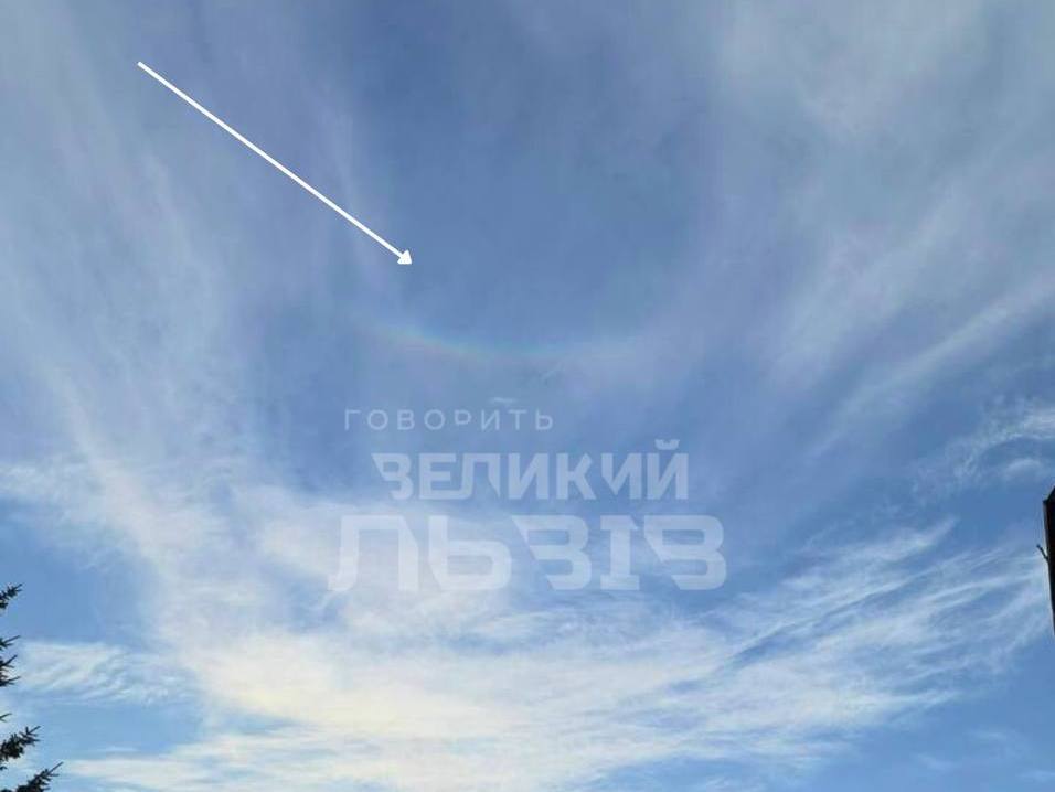 В небі над Львовом з'явилося незвичайне явище