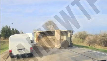 На Львівщині посеред дороги перекинулася вантажівка: утворився затор (ВІДЕО)