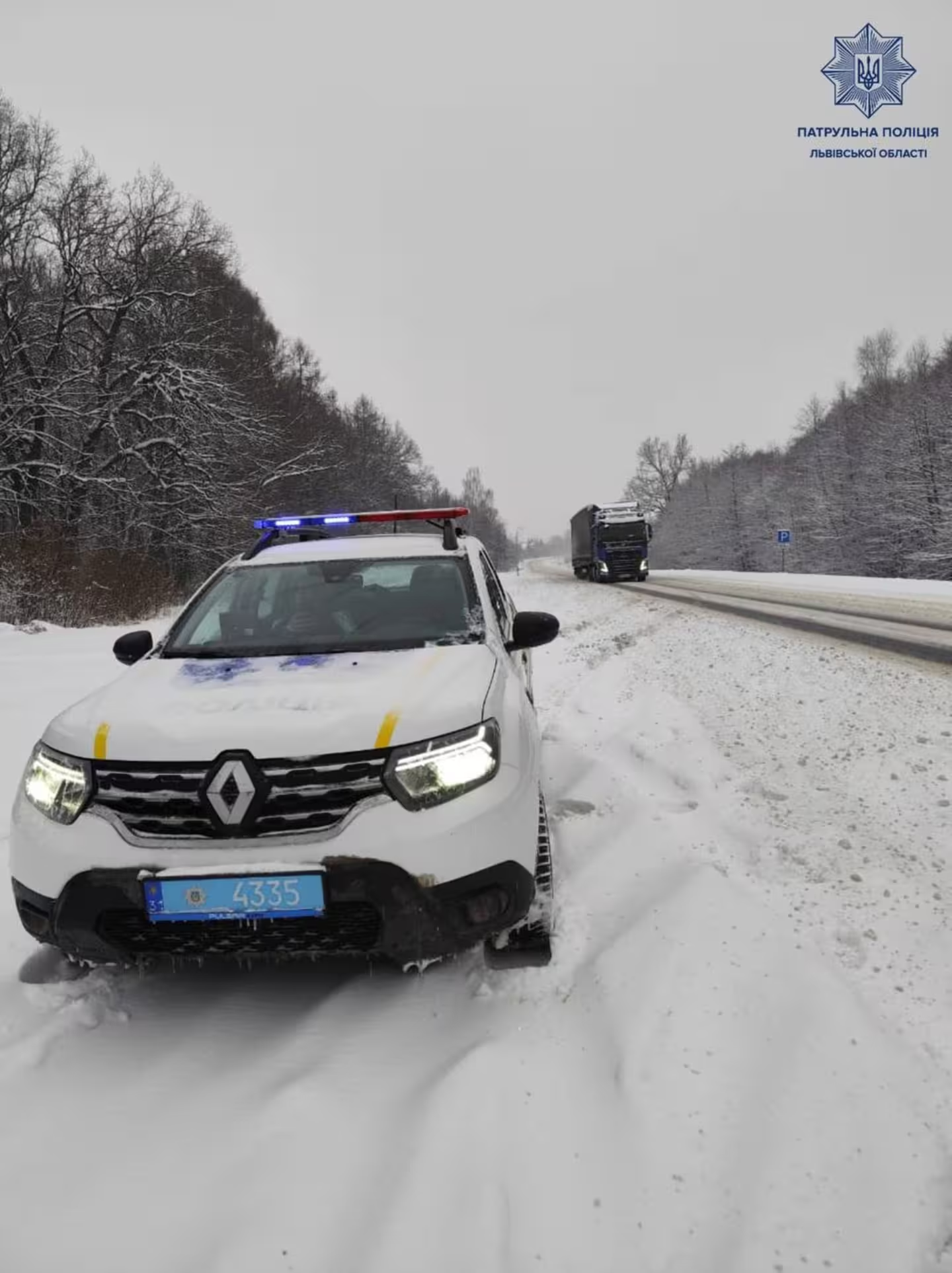 На Львівщині серйозні ускладнення в русі транспорту через заметіль на важливій трасі
