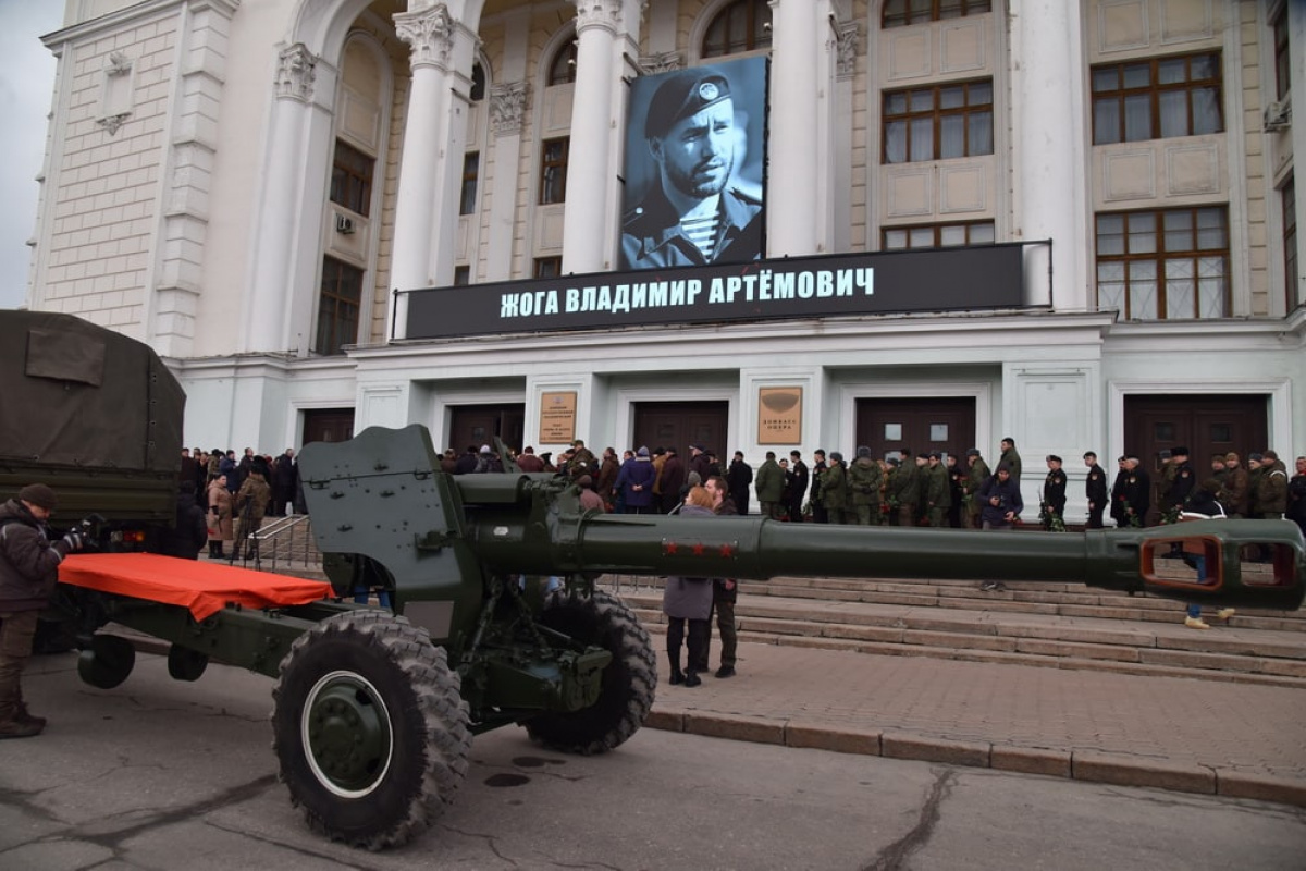 В окупованому Донецьку влаштували «пишний» похорон командира боєвиків Жоги