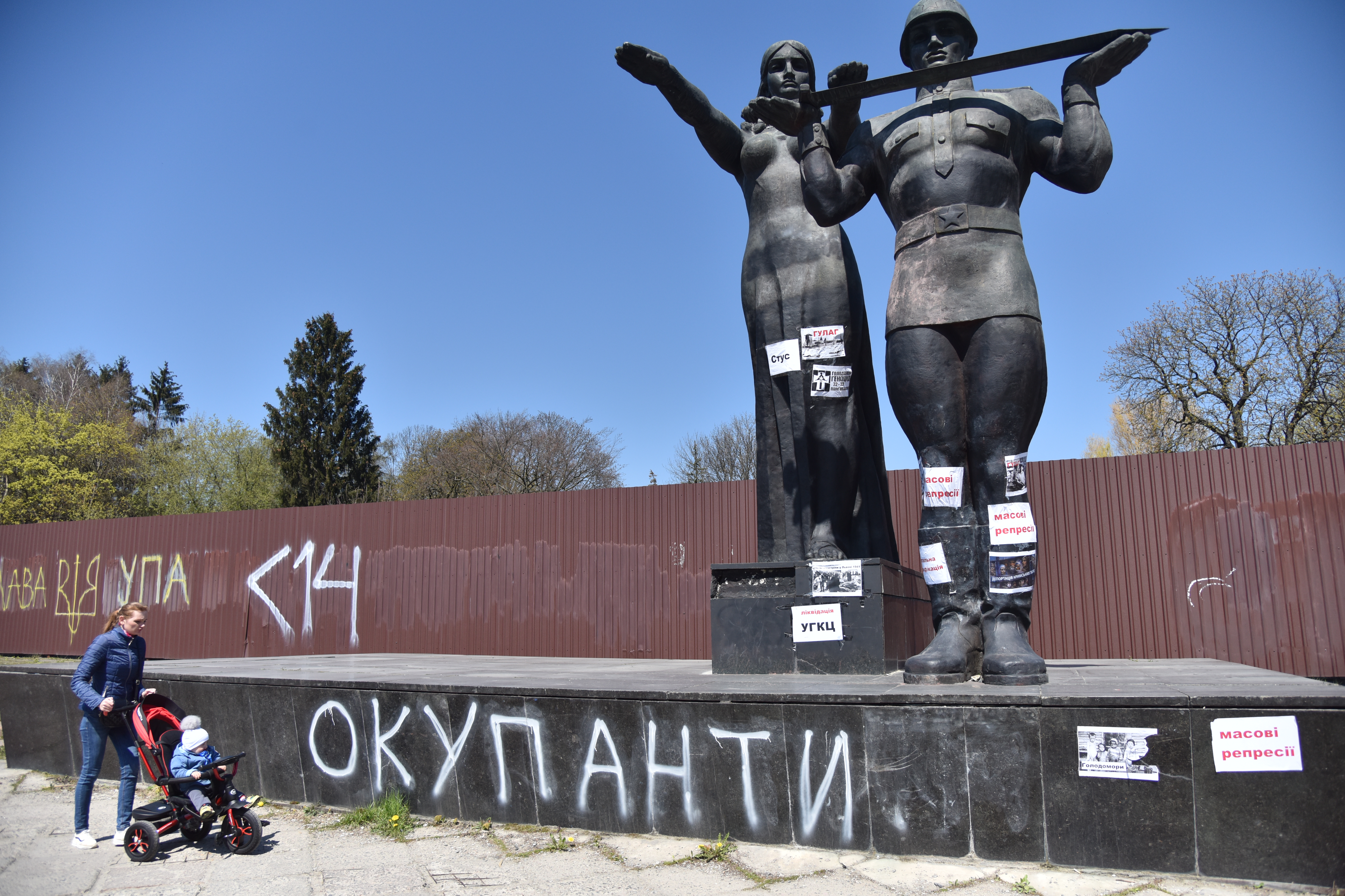 Монумент слави обклеїли наліпками про злодіяння радянської влади