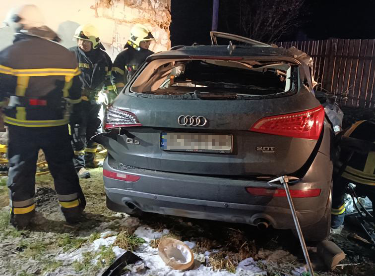 На Львівщині автомобіль в’їхав у стіну будинку. Загинули четверо людей