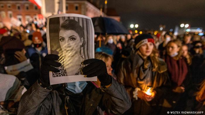 У Польщі вийшли на протести проти заборони абортів після смерті вагітної жінки