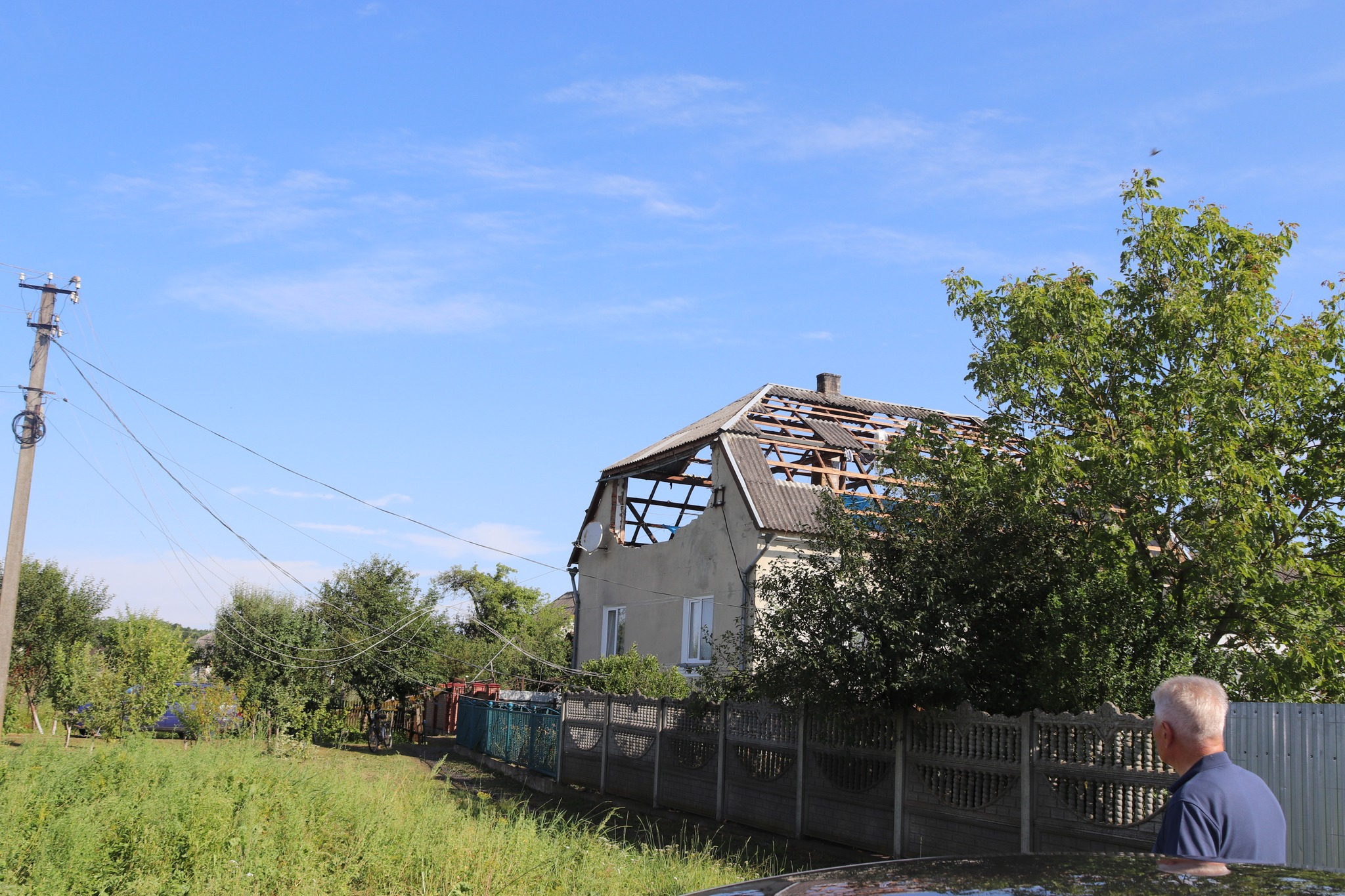 На Львівщині село Журавкове  потерпіло від негоди: травмована людина (фото)
