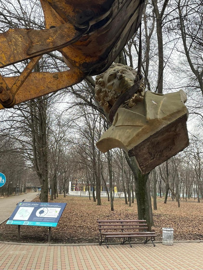 "Пушкінопад" продовжується. У Краматорську демонтували пам'ятник російському поету