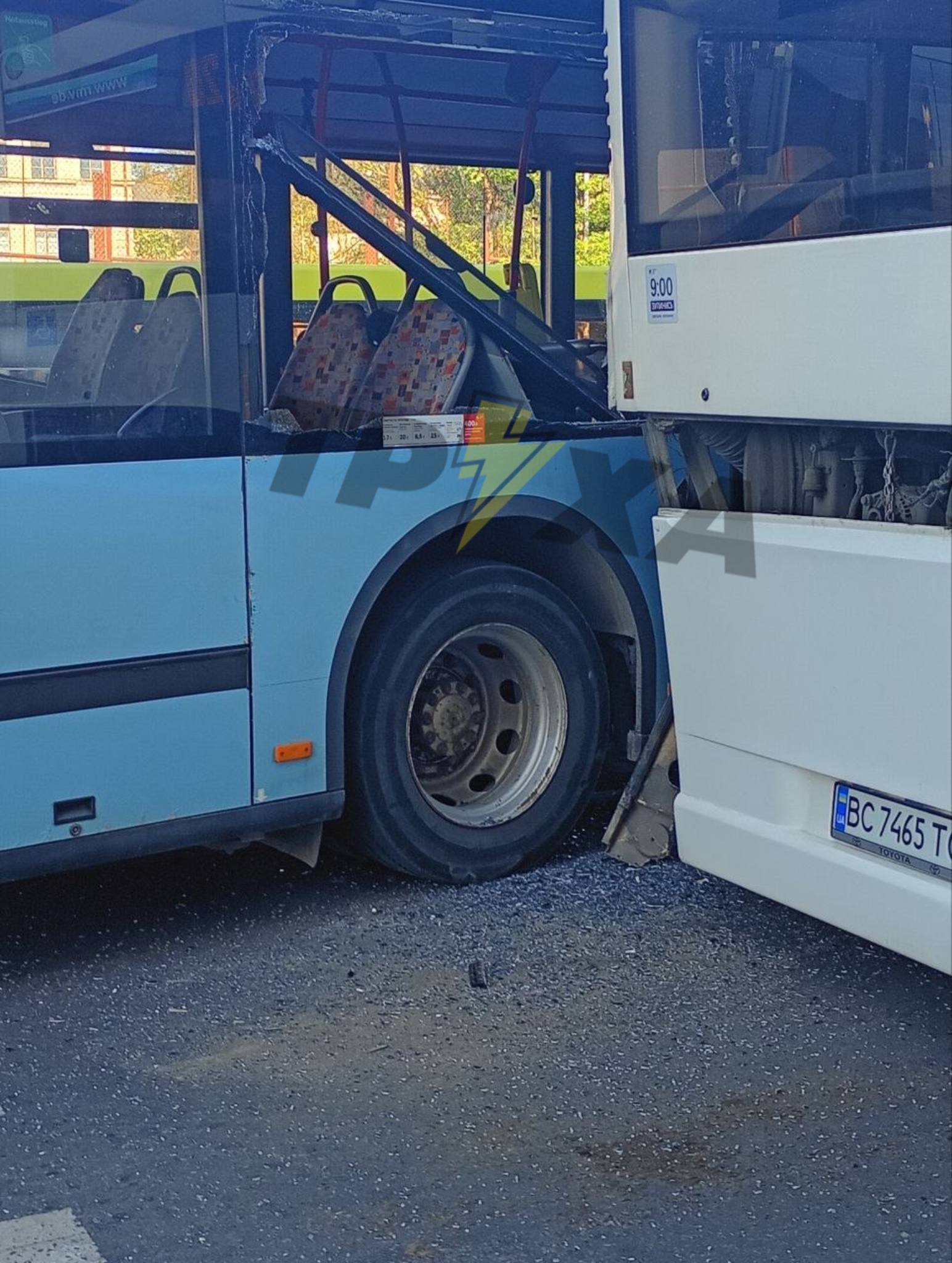 У центрі Львова в автотрощу потрапили дві маршрутки з пасажирами