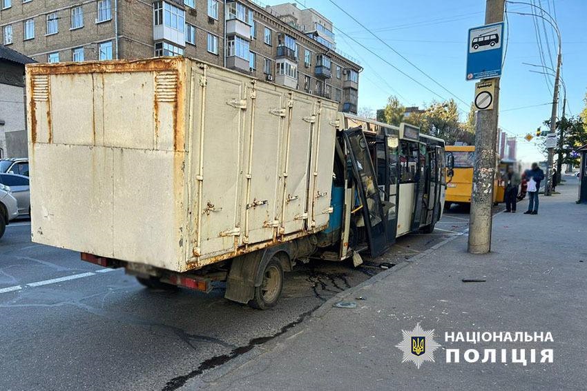 З'явилися нові деталі аварії маршрутки і вантажівки у Києві