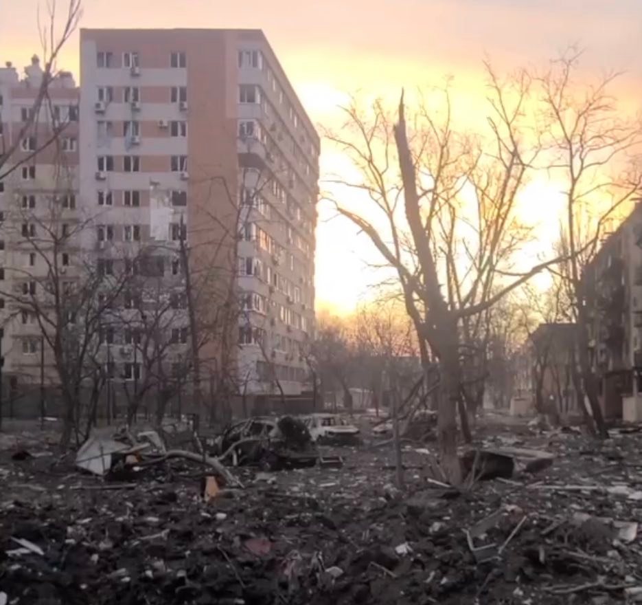 Зруйноване та згвалтоване окупантами місто, сотні мертвих тіл. "Азов" показав жахаючі кадри з Маріуполя