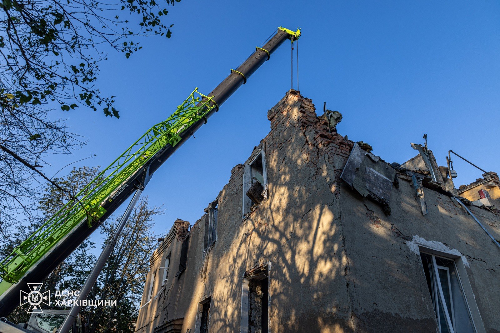 Удар по будинку в Харкові: під завалами шукають людей, є загиблий та поранені діти (фото)